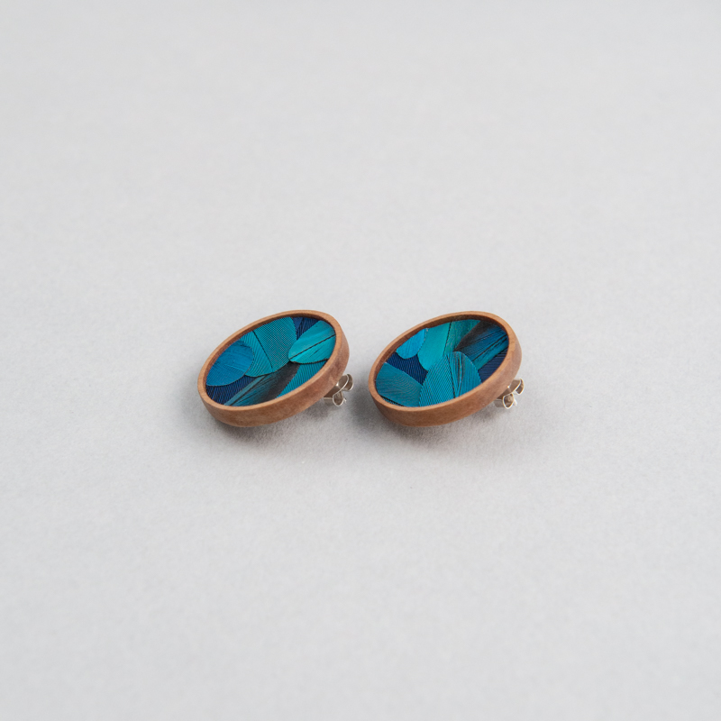 boucles d'oreilles dunes rondes ornées de plumes de perroquet