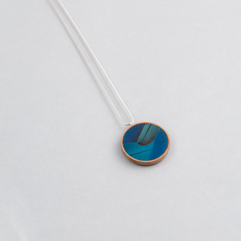 collier dunes rond orné de plumes de perroquet