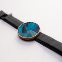 noeud papillon dunes rond orné de plumes de perroquet