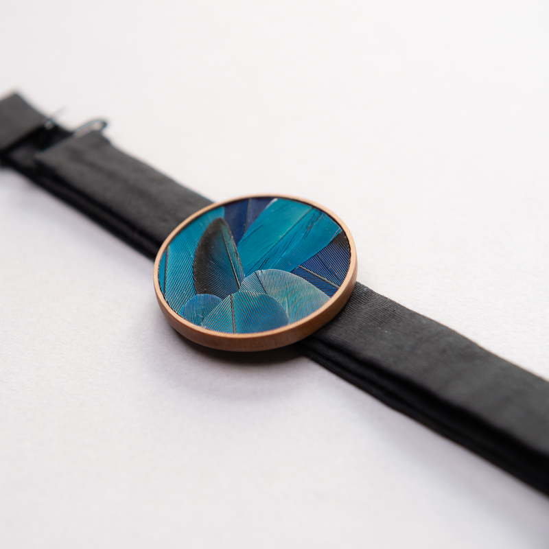 noeud papillon dunes rond orné de plumes de perroquet