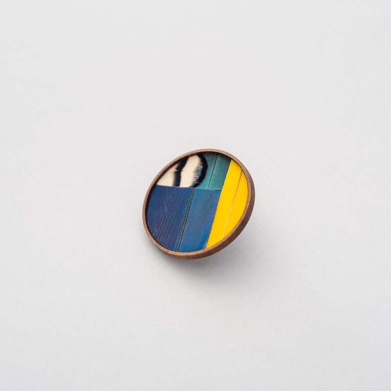broche mosaïque de plumes inspiration mondrian