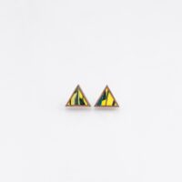 boucles d'oreilles triangles ornées de plumes de perruche jaunes et bleues