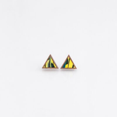 boucles d'oreilles triangles ornées de plumes de perruche jaunes et bleues