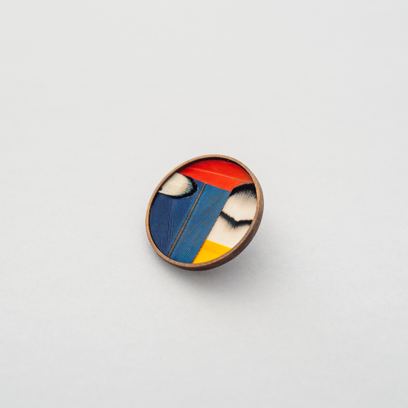 grande broche ronde de stijl marqueterie de plumes mondrian
