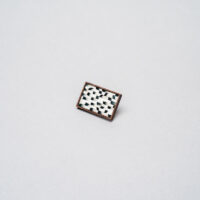 broche lady i. rectangle ornée d'une mosaïque de plumes de faisan noires et blanches