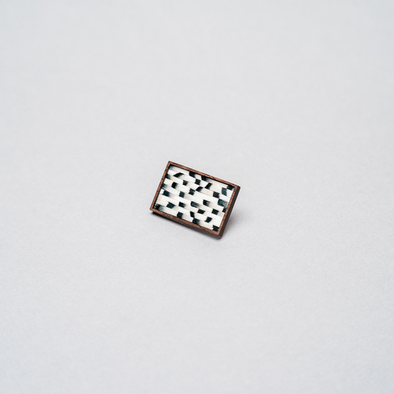 broche lady i. rectangle ornée d'une mosaïque de plumes de faisan noires et blanches