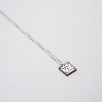 Petit collier Lady i. orné d'une mosaïque de plumes de faisan noires et blanches