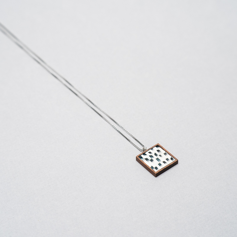 Petit collier Lady i. orné d'une mosaïque de plumes de faisan noires et blanches