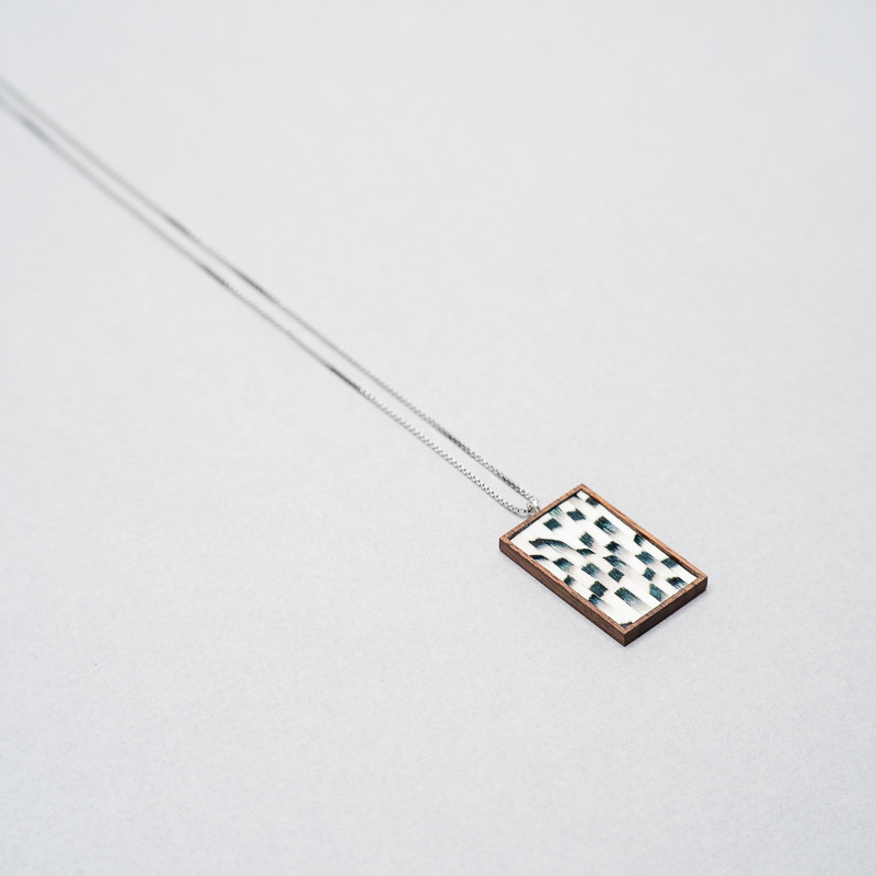 collier rectangle Lady i. orné d'une mosaïque de plumes de faisan noires et blanches