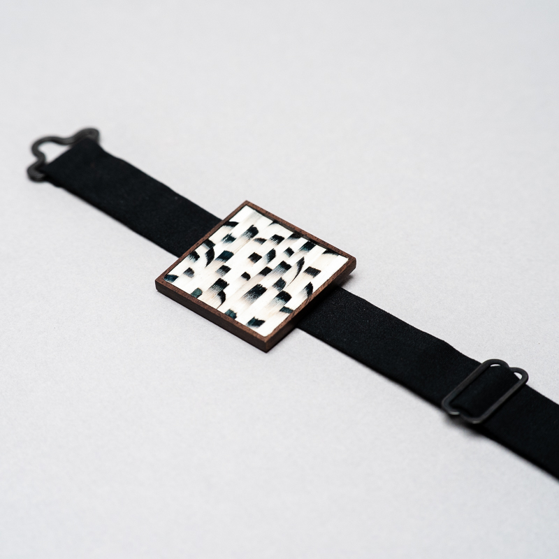 Noeud papillon Lady i. orné d'une mosaïque de plumes de faisan noires et blanches