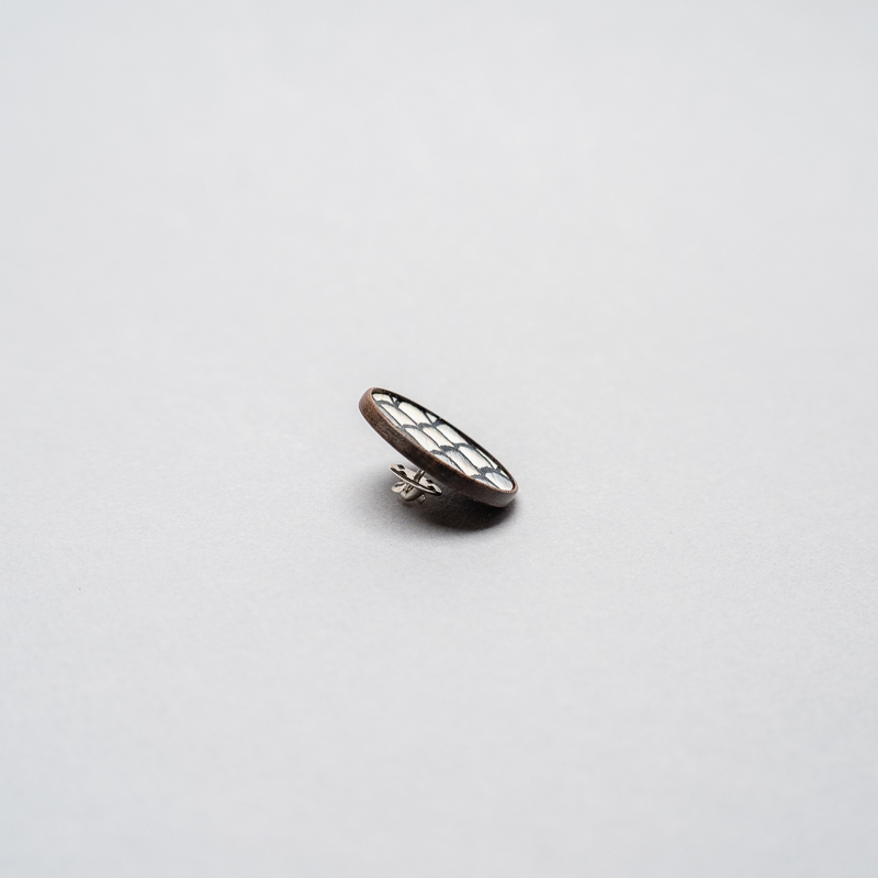 Broche ronde Lady m. ornée d'une mosaïque de plumes de faisan noires et blanches