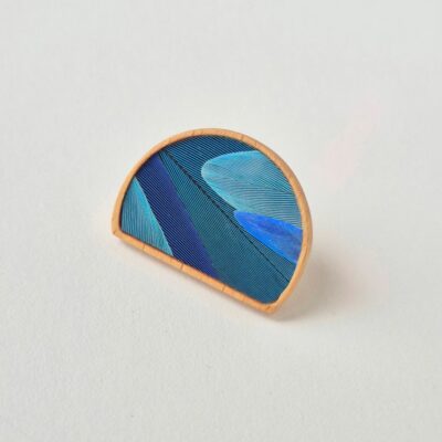 Broche bleue